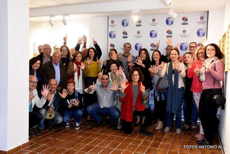 Grupo de asistentes a los actos de esta noche en el Teatro de Telde (Foto Antonio Alí)